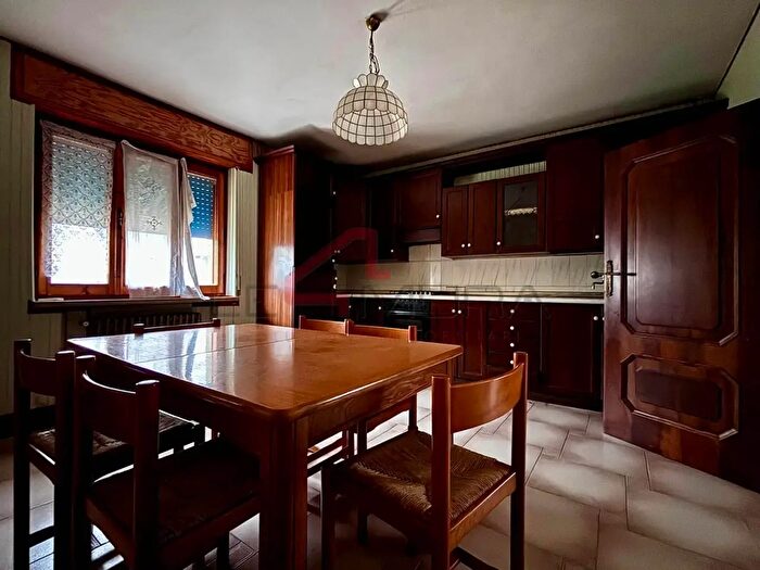 Casa con 8 locali in vendita in Sorga