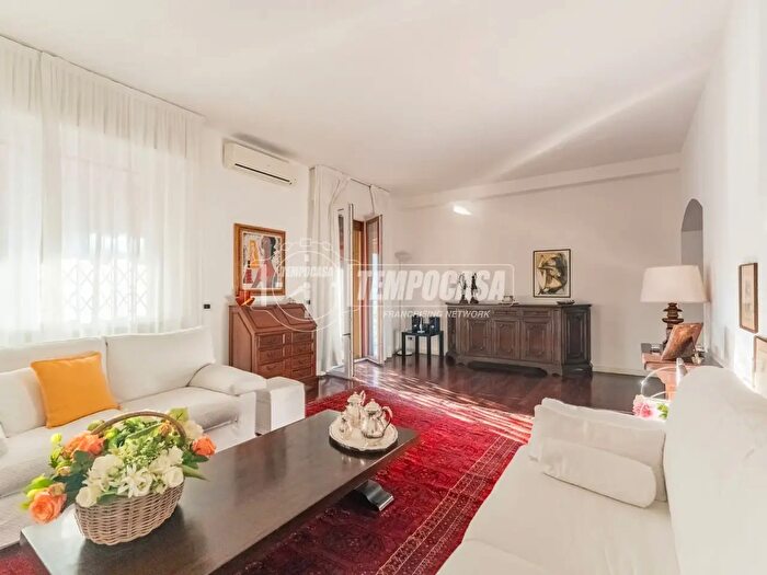 Appartamento con 6 locali in vendita in Via Lario, Milano