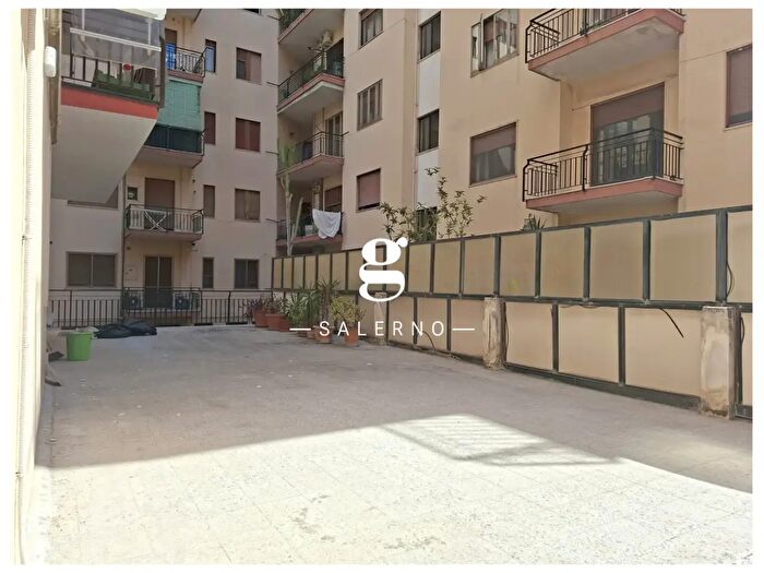 Appartamento con 5 locali in affitto in Corso Giuseppe Garibaldi, Salerno