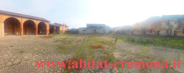 Casa con 10 locali in vendita in Via Santa Cristina, Cremona