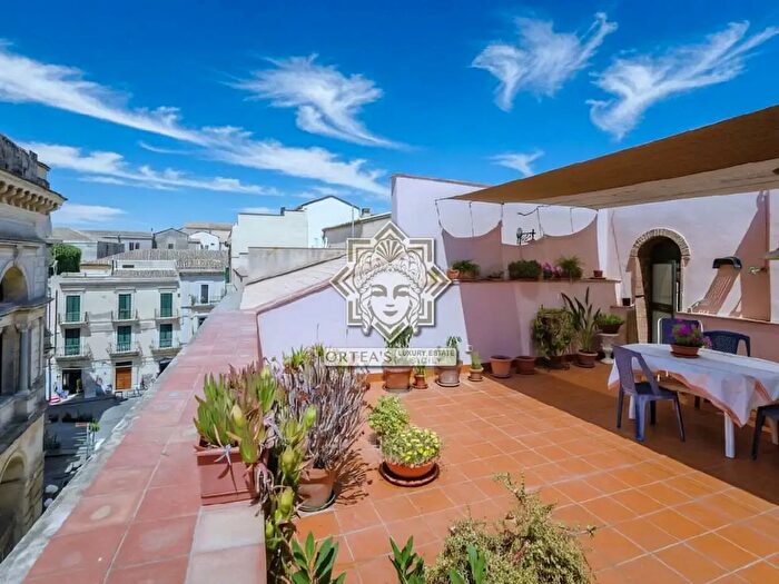 Appartamento con 9 locali in vendita in Via del Teatro Snc, Siracusa