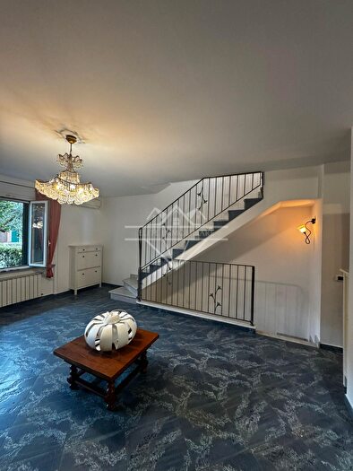 Casa con 7 locali in vendita in Massa