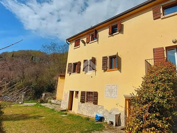 Appartamento con 5 locali in vendita in Via Enzo Ferrari, Caprino Veronese