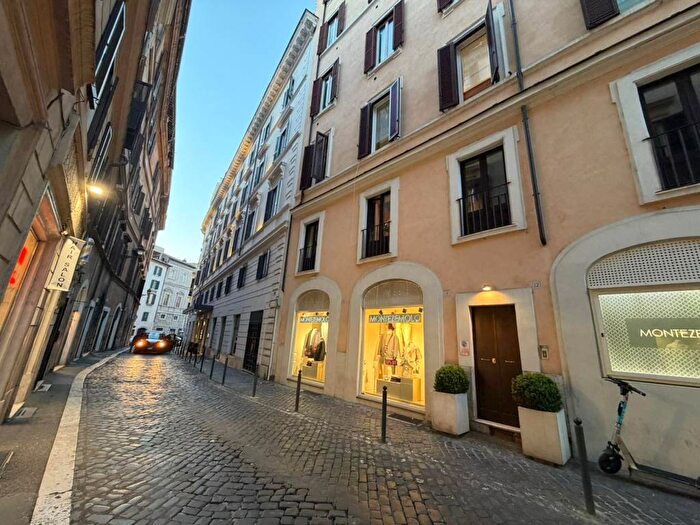 Appartamento quadrilocale in affitto in Via di Santa Chiara, Pantheon, Roma