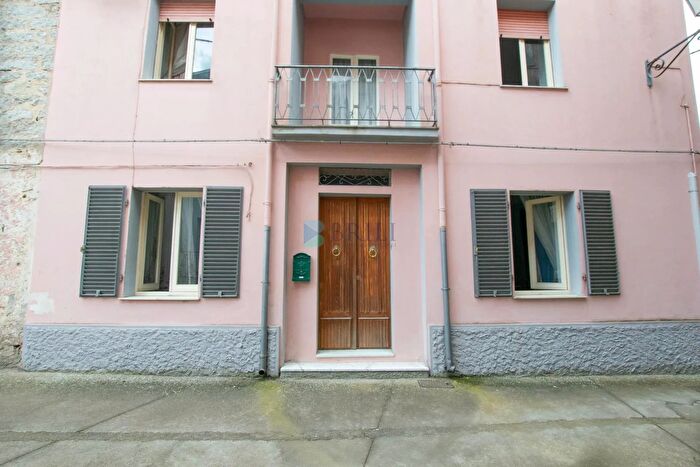 Casa con 7 locali in vendita in Luras