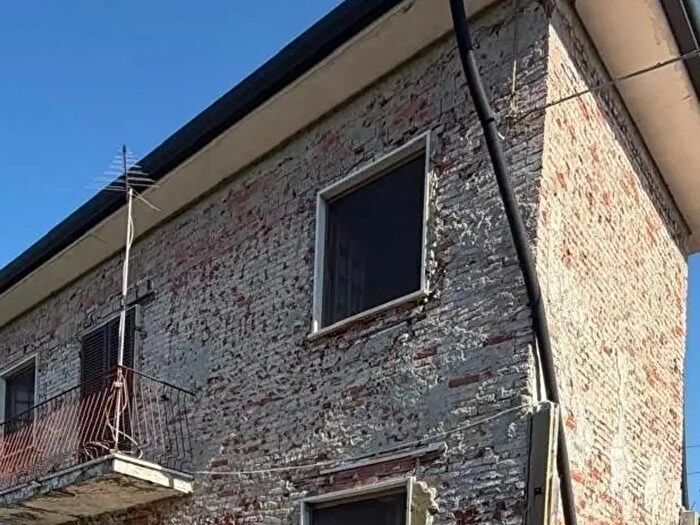 Casa quadrilocale in vendita in Carrara