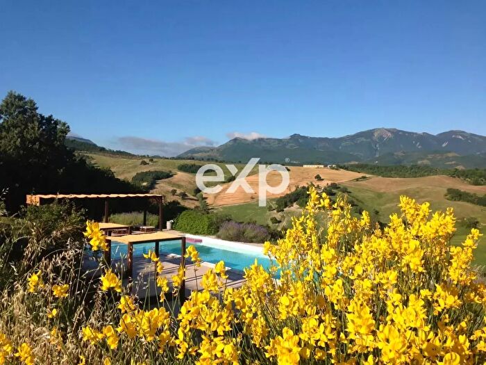 Casa con 15 locali in vendita in Strada Valubbio, Cagli