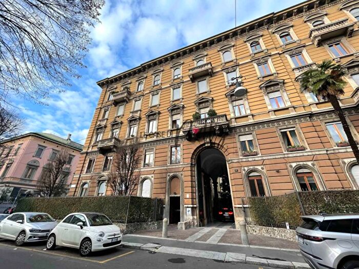 Appartamento trilocale in affitto in Via Pietro Tamburini, Vincenzo Monti, Milano