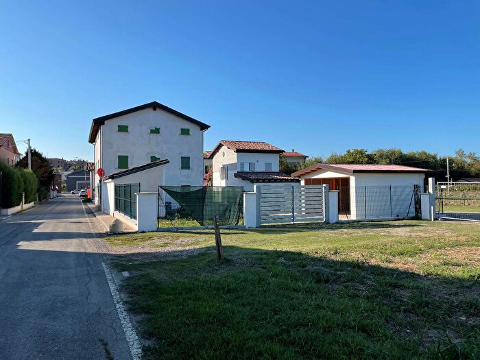 Casa con 9 locali in vendita in Baggiovara, Modena
