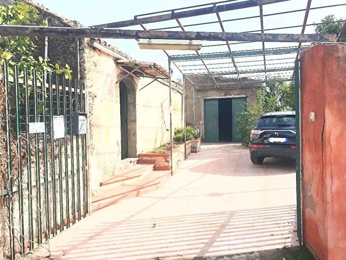 Casa quadrilocale in vendita in Via Sciarone, Piedimonte Etneo