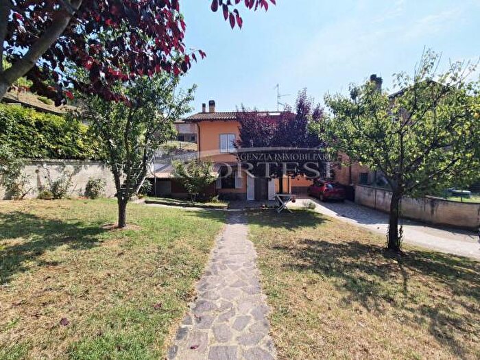 Casa con 6 locali in vendita in Petrelle, Citta Di Castello