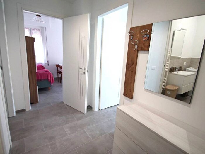 Appartamento trilocale in affitto in Piazza Indipendenza, Borghetto Santo Spirito