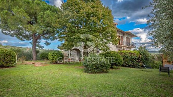 Casa con 6 locali in vendita in Castiglione Del Lago