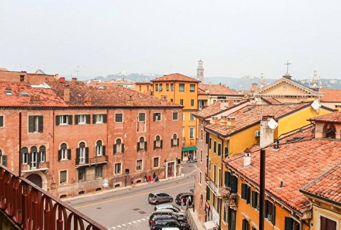 Appartamento quadrilocale in vendita in Via Leoncino, Verona