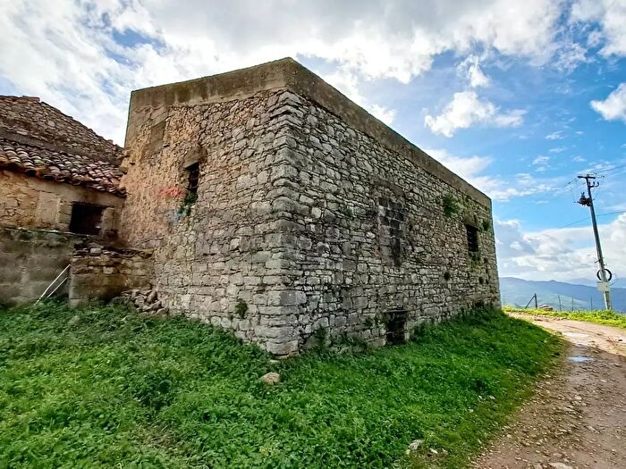 Casa trilocale in vendita in Contrada Mondoletto SN, Collesano