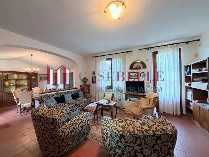 Casa con 10 locali in vendita in Camaiore