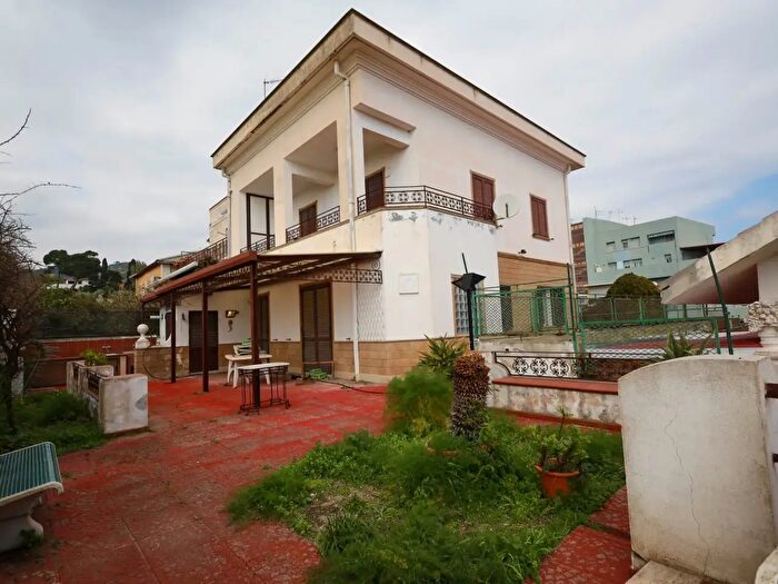 Casa con 10 locali in vendita in Centro, Messina