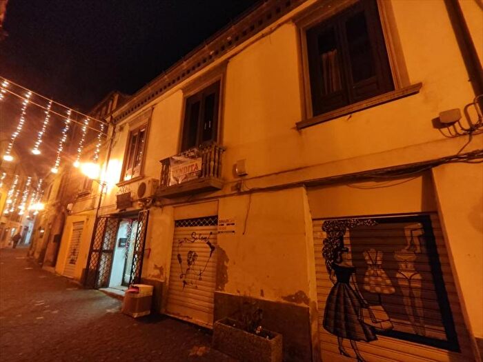 Casa con 8 locali in vendita in Corso Umberto, Rogliano