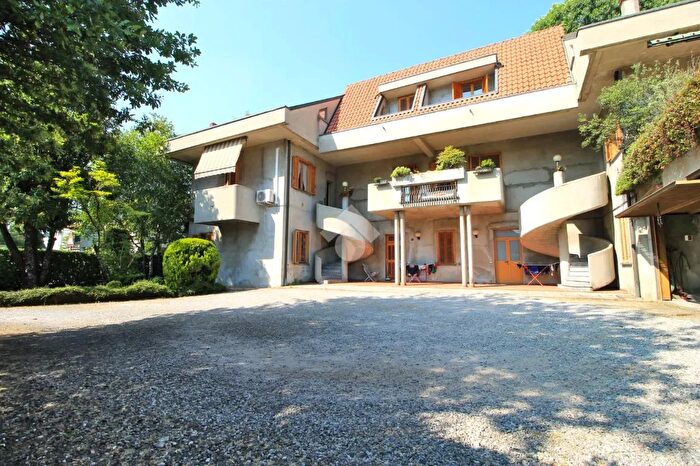 Appartamento trilocale in vendita in Via IV Novembre, Mariano Comense