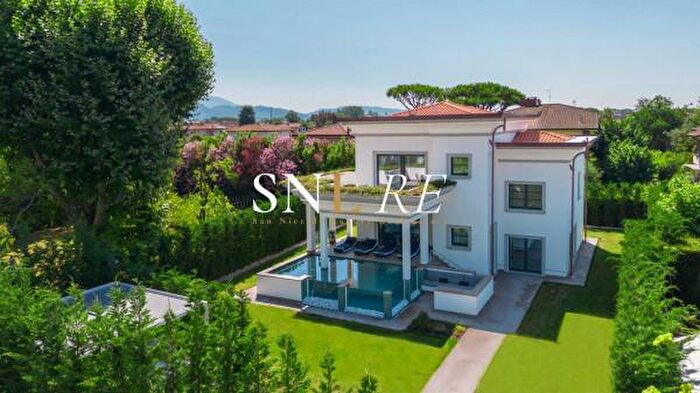 Casa con 6 locali in vendita in Via Ugo La Malfa, Forte Dei Marmi