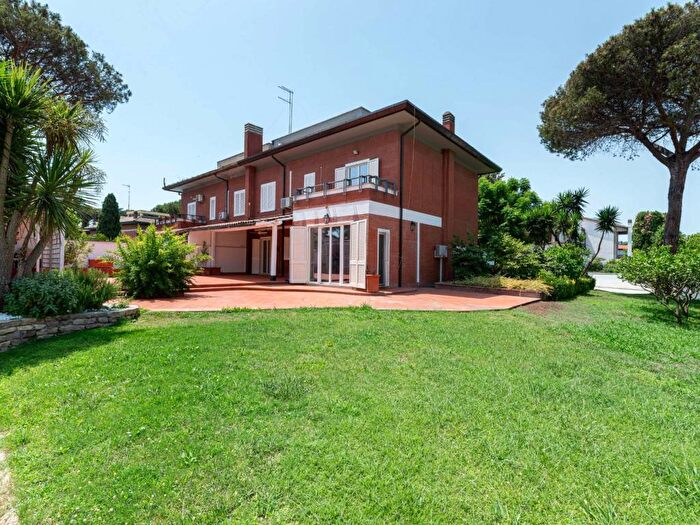 Casa con 6 locali in affitto in Via Aristippo, Casal Palocco, Roma