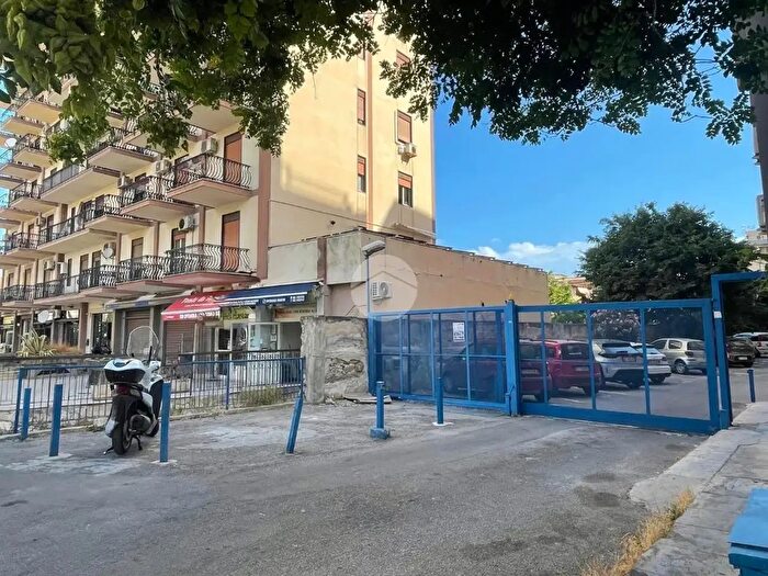 Appartamento trilocale in vendita in Via Padre Giuseppe Puglisi, Palermo