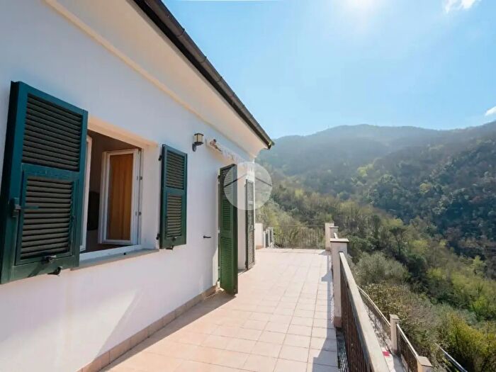 Casa con 6 locali in vendita in Via del Camoglino, Avegno