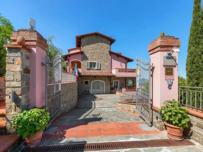 Casa con 6 locali in vendita in Via Dante Alighieri, Reggello