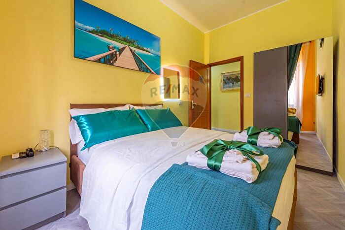 Appartamento trilocale in vendita in Via Albalonga, Roma