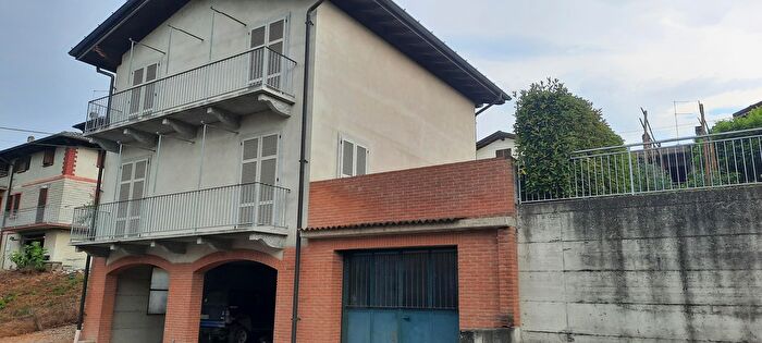 Casa con 8 locali in vendita in Via XXV Aprile, Pianello Val Tidone