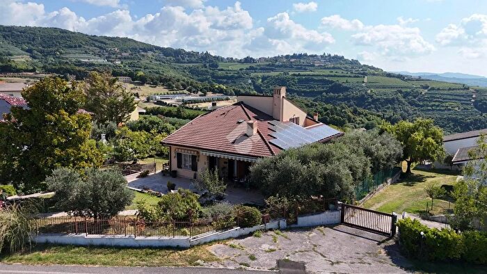 Casa con 9 locali in vendita in Via Alcide De Gasperi, Mezzane Di Sotto