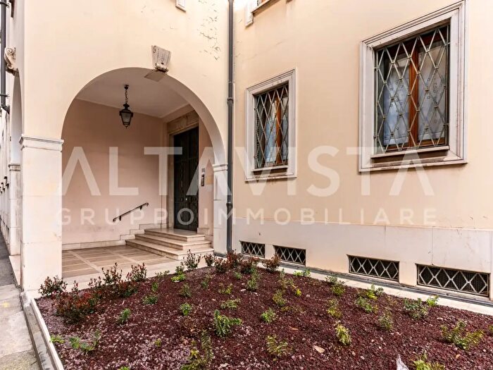 Appartamento trilocale in vendita in Brescia Centro Storico, Brescia