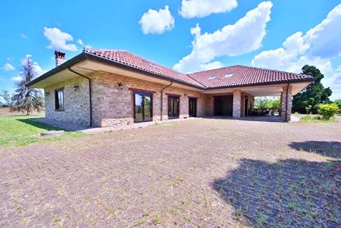 Casa con 13 locali in vendita in Strada Carezzare, Tortona