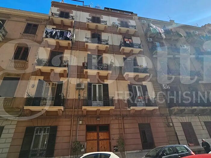 Appartamento trilocale in affitto in Via Smiriglio, Palermo