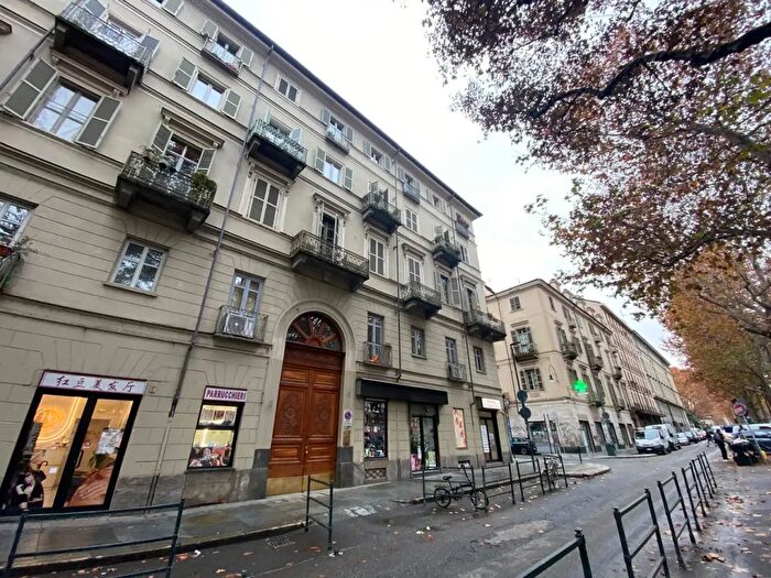 Appartamento trilocale in vendita in Corso Regina Margherita, Torino