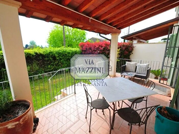 Casa con 10 locali in vendita in Pietrasanta