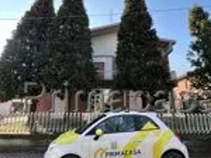 Casa con 6 locali in vendita in Novellara