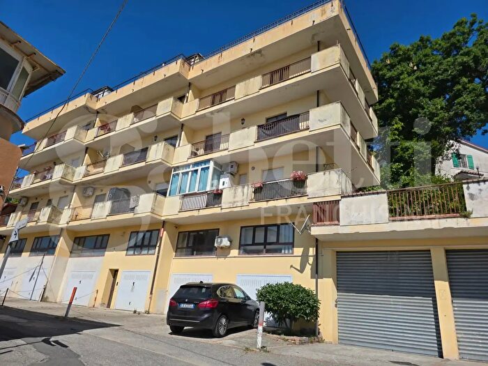 Appartamento quadrilocale in vendita in Via dei Bruzi, Pentone