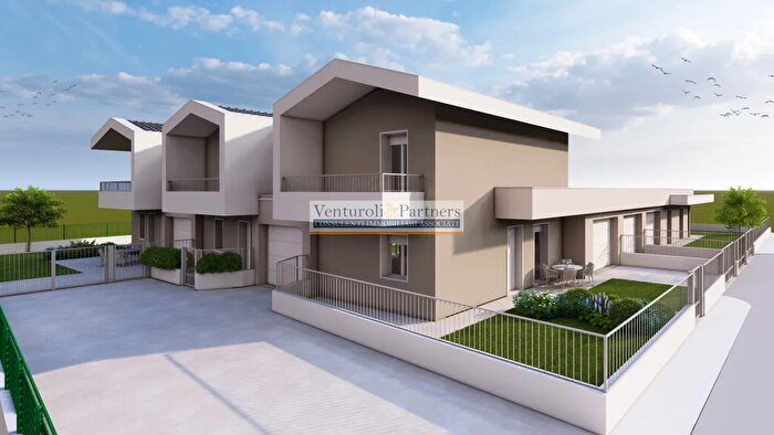 Casa quadrilocale in vendita in Via Sant Eurosia, Lonato