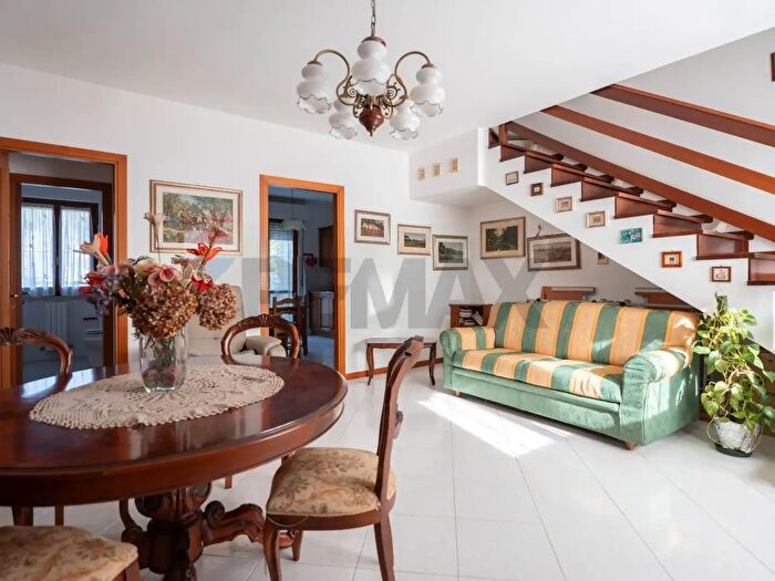 Casa con 7 locali in vendita in Agugliano