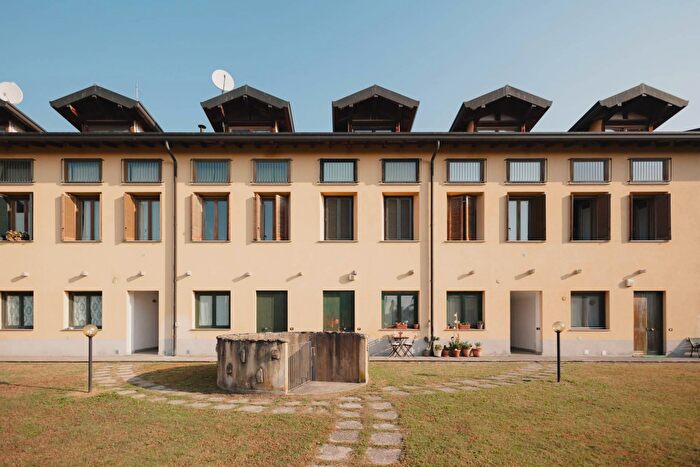 Appartamento trilocale in vendita in Via Mazzini, Luvinate