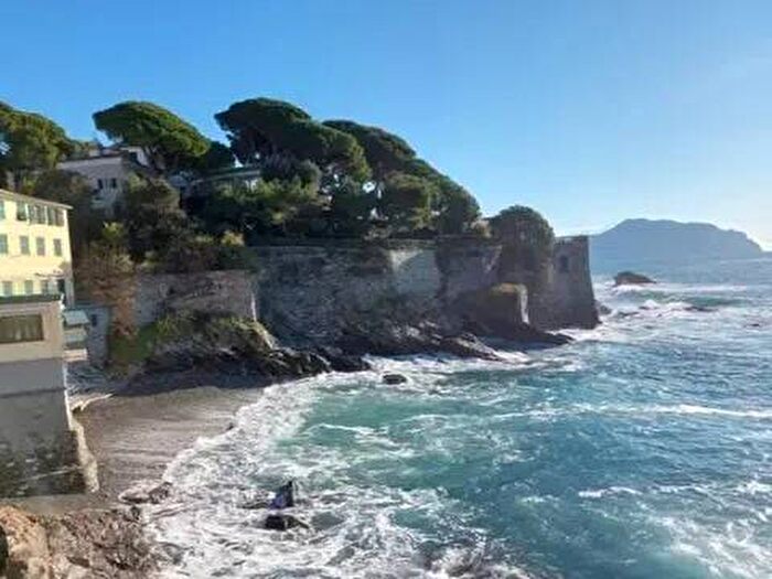Appartamento trilocale in affitto in Via Capolungo SNC, Nervi, Genova