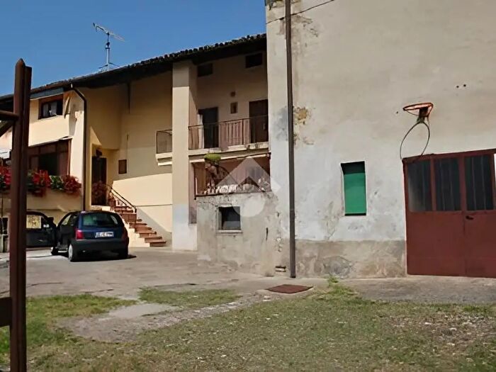 Casa con 6 locali in vendita in Via Vicolo Serradini, Capriolo