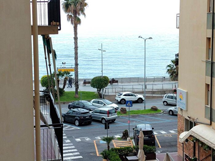 Appartamento trilocale in affitto in Centro, Loano