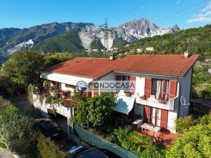 Casa con 8 locali in vendita in San Francesco, Carrara