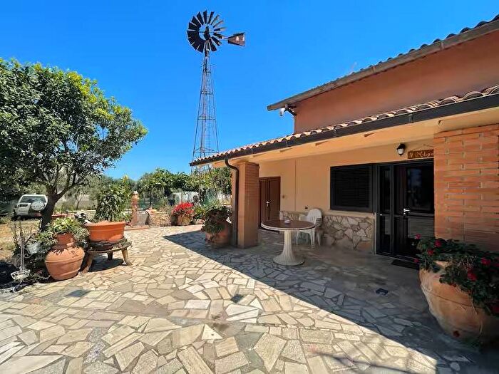 Appartamento trilocale in affitto in Strada Provinciale Pescia Romana, Montalto di Castro