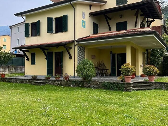 Casa con 8 locali in vendita in Montignoso