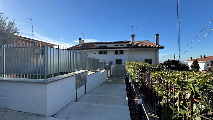 Appartamento trilocale in vendita in Via Leone Cattani, Ariccia