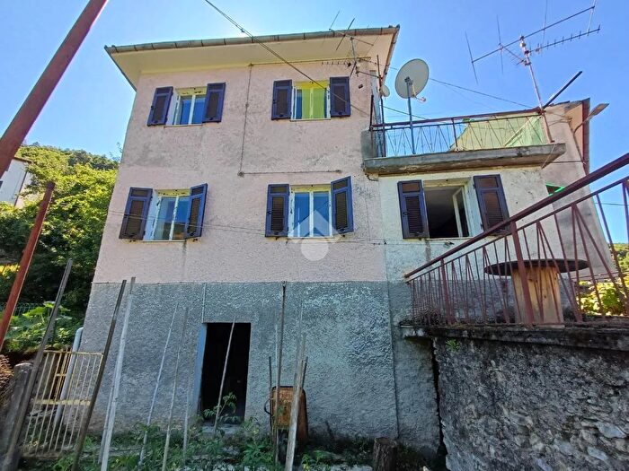 Casa con 9 locali in vendita in Località Vallenzona, Vobbia