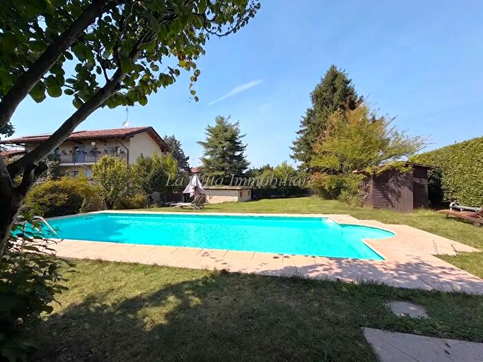 Casa con 7 locali in vendita in Agrate Conturbia